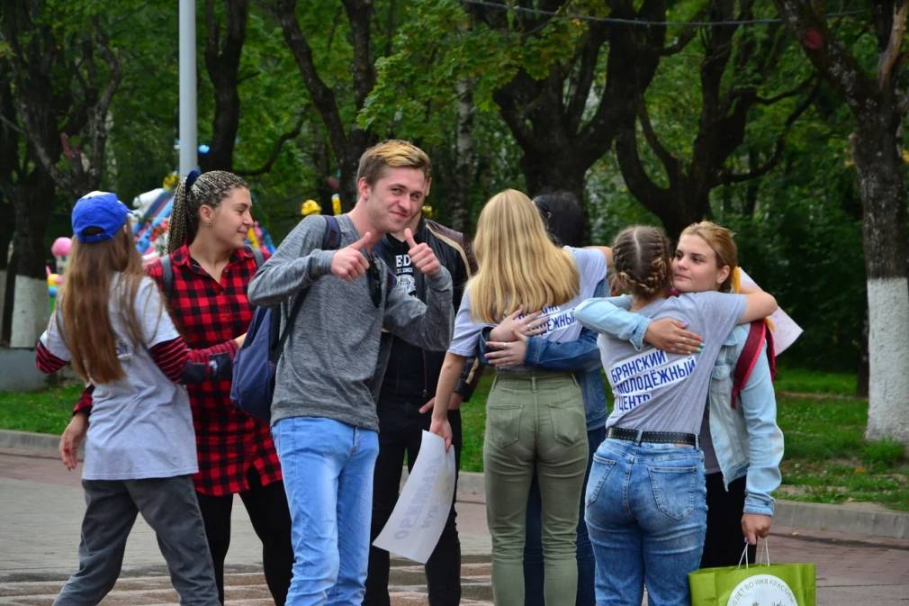 День молодежи волонтеры. Флэшмоб в парке. Волонтёры обнимаются. Молодёжь Брянщины. Молодежь обнимается.