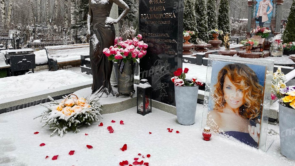 Снег похоронит. Кладбище Жанны Фриске могила. Могила Жанны Фриске 2022.