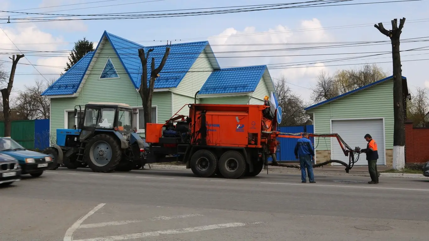 В Брянске продолжается ямочный ремонт: использовали 3 800 тонн горячего  асфальта | Мой Брянск